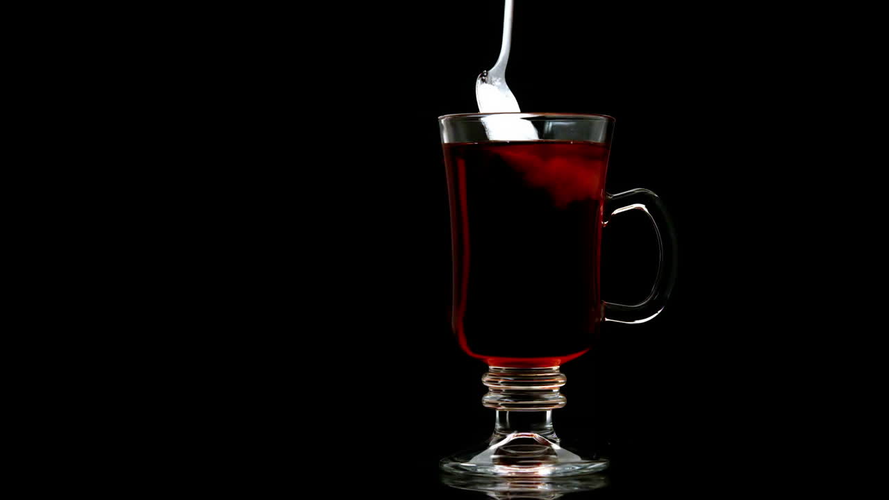 차에 설탕을 부어 넣는 것