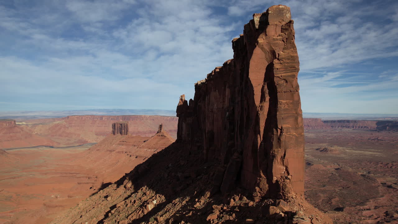 vista aérea de la formación de roca roja empinada en la inmensidad del desierto de utah ee.uu., disparo de dron