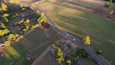 un camión que transporta carga a través de un pintoresco paisaje rural
