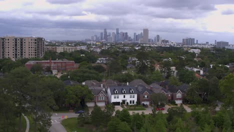 vista de drones del centro de houston desde el parque memorial