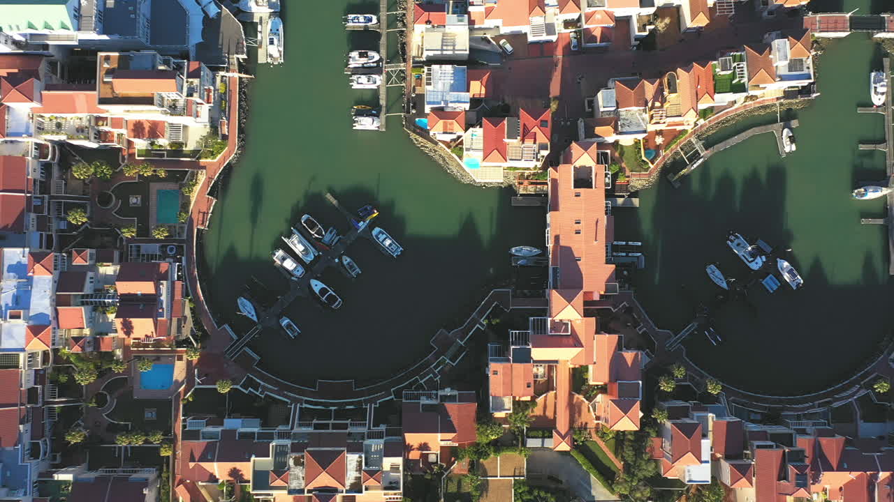 많은 휴양객 들 이 거주 하는 곳