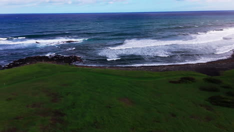 Kinoreifes-Video-Einer-Reihe-Großer-Bäume-Hinter-Einem-Welligen-Und-Kraftvollen-Strand-Und-Meer-Im-Sommer-In-Huawei