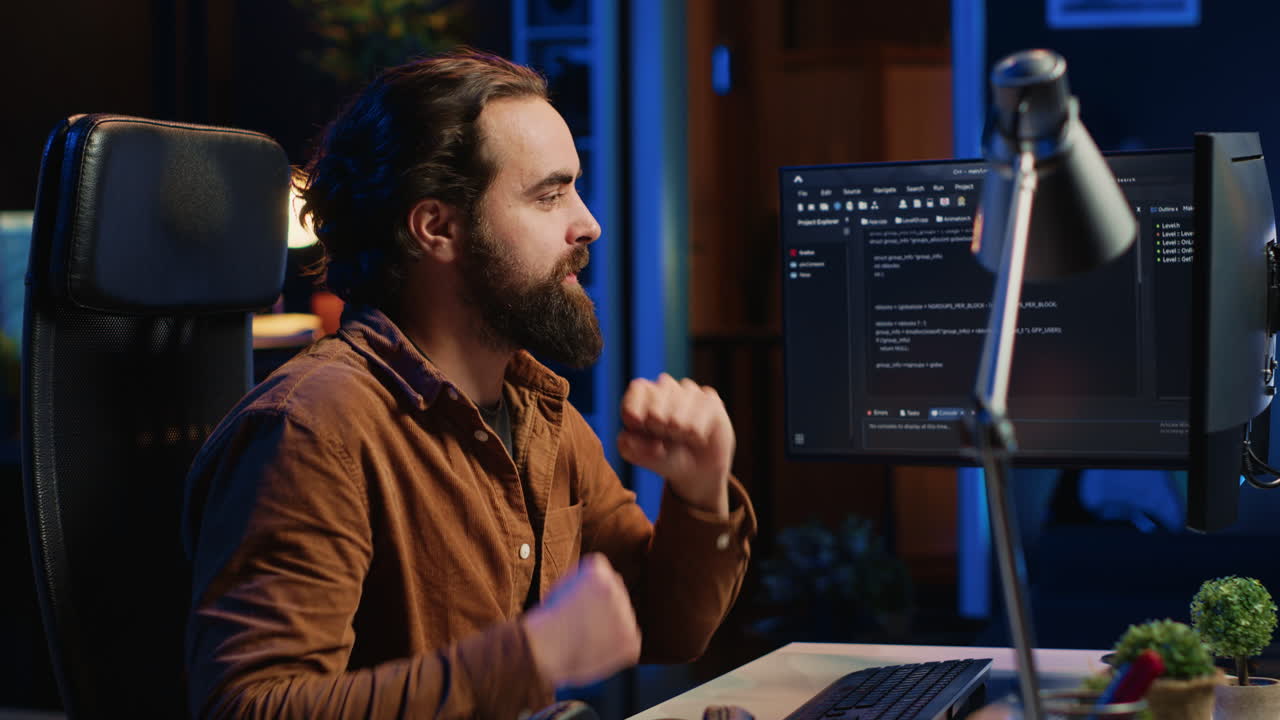 el desarrollador tiene un estado de ánimo positivo después de terminar la tarea, lanzando el puño en el aire