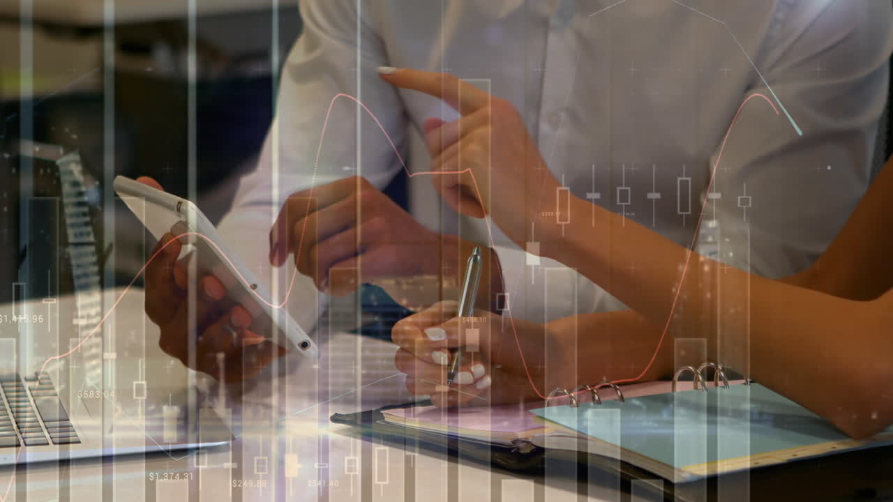 animación de gráficos, edificios modernos sobre compañeros de trabajo caucásicos discutiendo informes en tableta digital