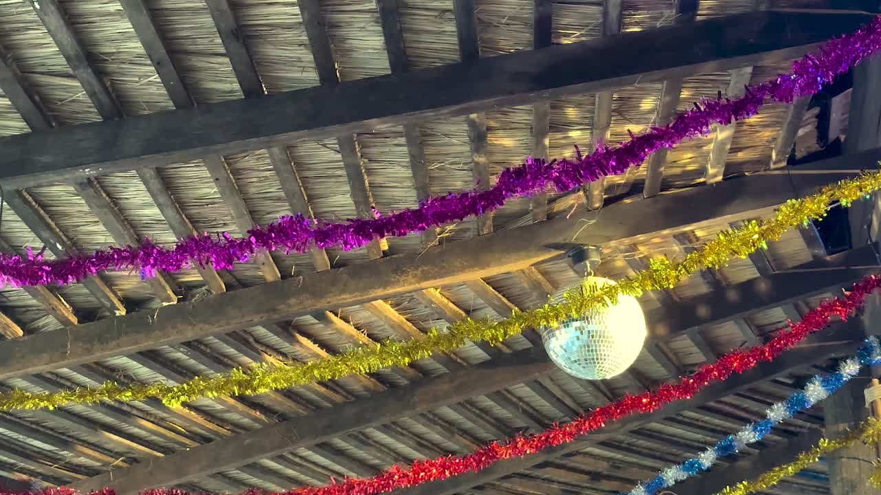 decoraciones coloridas con una pelota de discoteca giratoria
