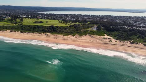 Paneo-Aéreo-De-Drones-Hacia-El-Campo-De-Golf-De-Shelly-Beach-Con-Vista-Al-Océano-Pacífico-Turismo-Costa-Central-Nsw-Australia-3840x2160-4k