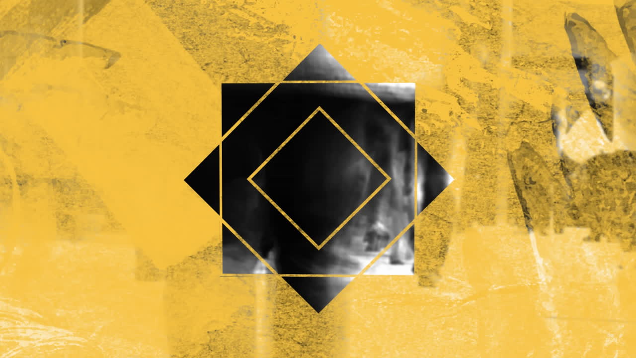 personas caminando sobre un diseño de forma cuadrada contra un fondo amarillo texturizado