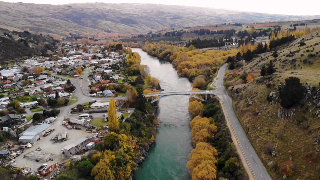 furgoneta cruzando el puente hacia roxburgh