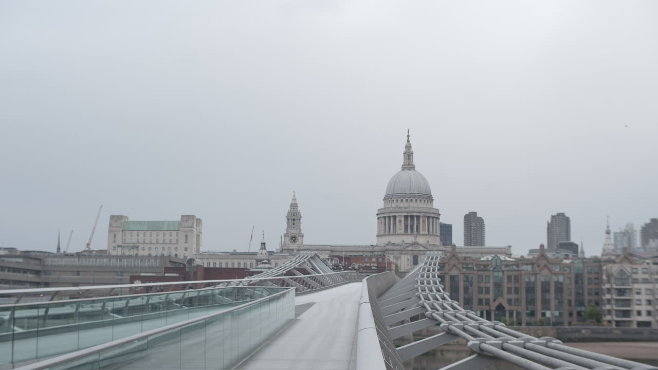 다리에 사람이 없는 빈 황량한 도시에서 코로나바이러스 봉쇄 기간 동안 이른 아침 일출에 세인트 폴 대성당을 볼 수 있는 런던 밀레니엄 브리지