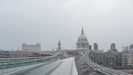 London-Millennium-Bridge-Mit-Blick-Auf-Die-St.-Paul&#39;s-Kathedrale-Bei-Sonnenaufgang-Am-Frühen-Morgen-Während-Der-Coronavirus-sperrung-In-Einer-Leeren-Verlassenen-Stadt-Ohne-Menschen-Auf-Der-Brücke