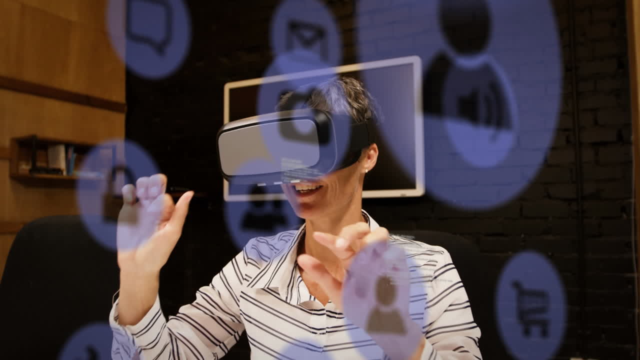 iconos digitales azules y procesamiento de datos contra mujer caucásica con auriculares vr en la oficina