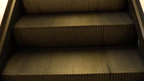 escaleras mecánicas que se mueven en un centro comercial