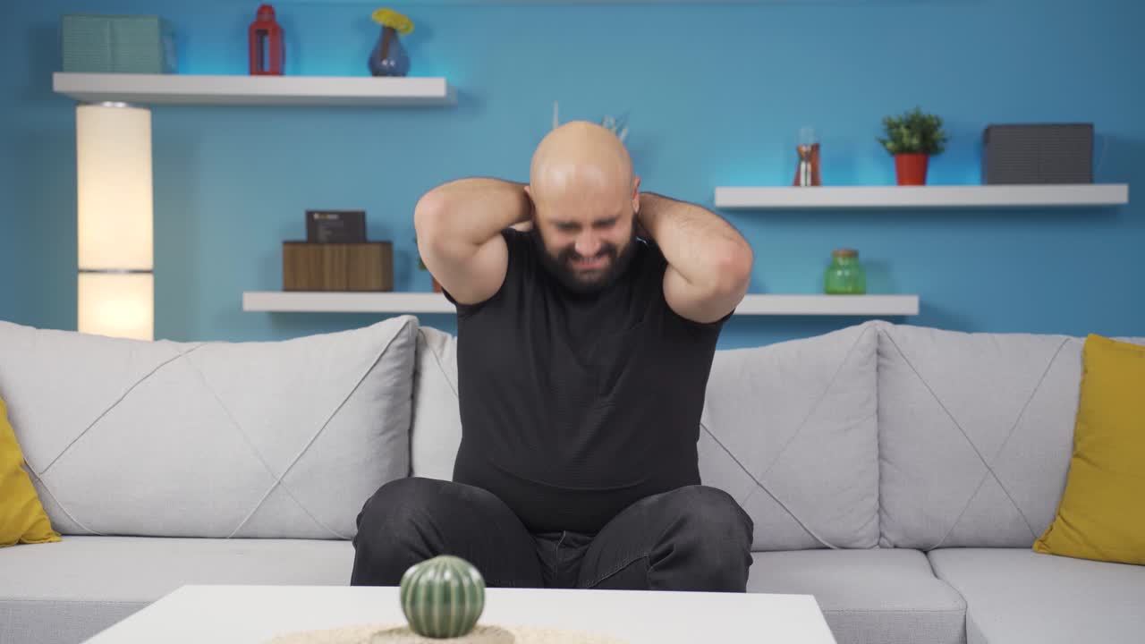 목에 통증이 있는 남자