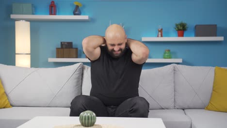 hombre con dolor de cuello.