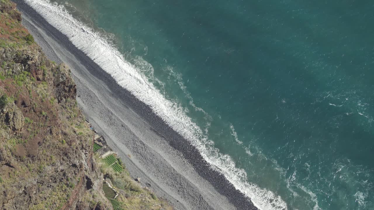 increíble vista de los campos cultivados y las olas aplastando una playa, vista desde el cabo girão, câmara de lobos, isla de madeira, portugal