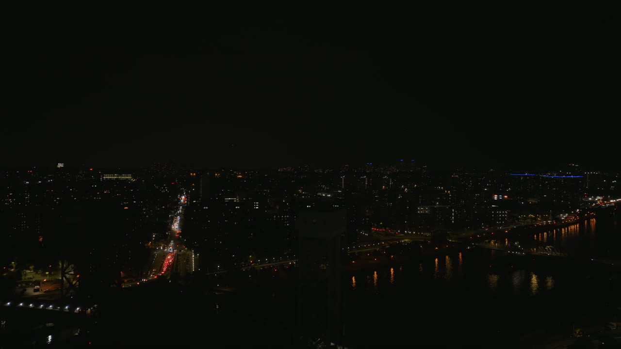 미국 뉴욕 시 할렘 의 야간 조명 된 도시 풍경 을 바라보는 공중 전망