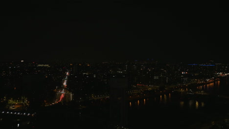 Vista-Aérea-Con-Vistas-Al-Paisaje-Urbano-Iluminado-Por-La-Noche-De-Harlem,-Ciudad-De-Nueva-York,-Estados-Unidos