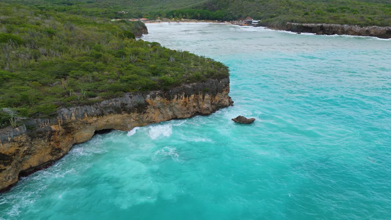 Scogliere della spiaggia di Santa Cruz a Westpunt, Curaçao, bombardate da forti onde oceaniche impetuose a causa di una grande mareggiata.