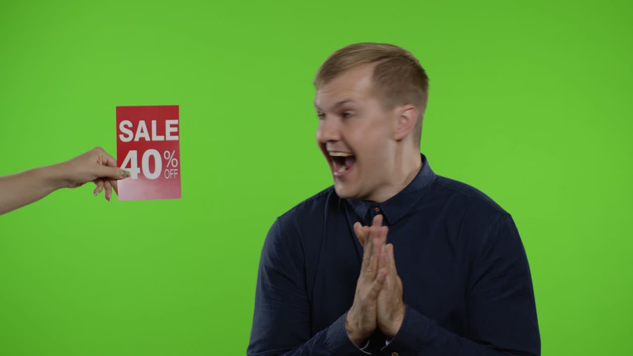 Indskriften 'Udsalg 40 procent rabat' vises ved siden af smilende mand. Fyr fejrer rabatter. Black Friday.