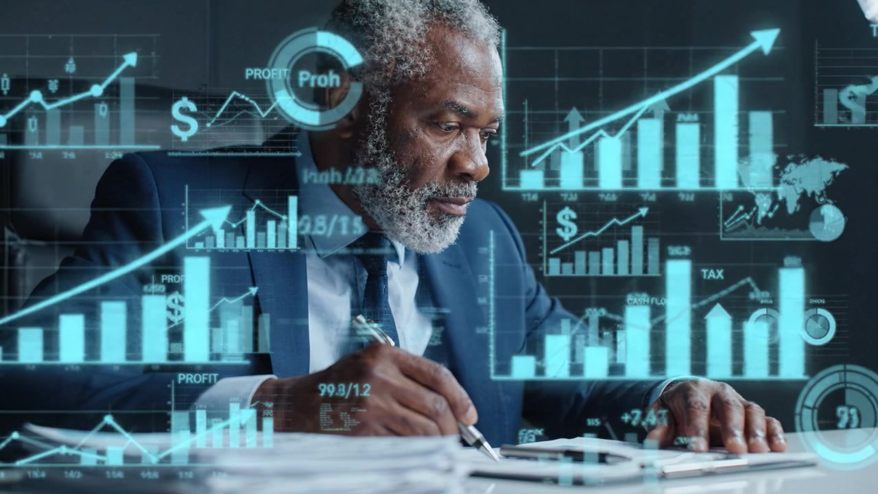 Fokuseret forretningsmand analyserer finansielle data ved skrivebord med grafiske dataoverlejringer, der illustrerer tendenser, overskud og markedsanalyse til strategisk beslutningstagning
