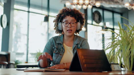 Tableta,-Videollamada-Y-Hablar-Con-Una-Mujer-Negra