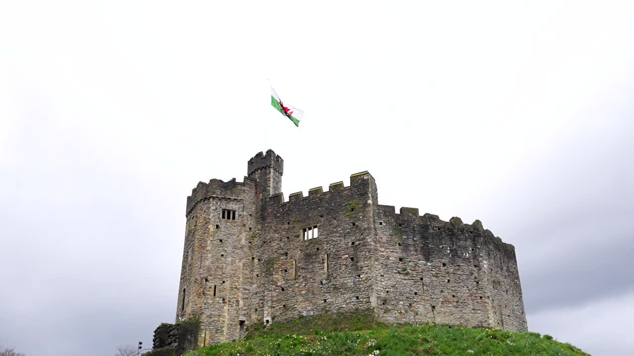 норманская крепость кардиффа, замок, валлийский флаг с драконом, размахивающим против ветра