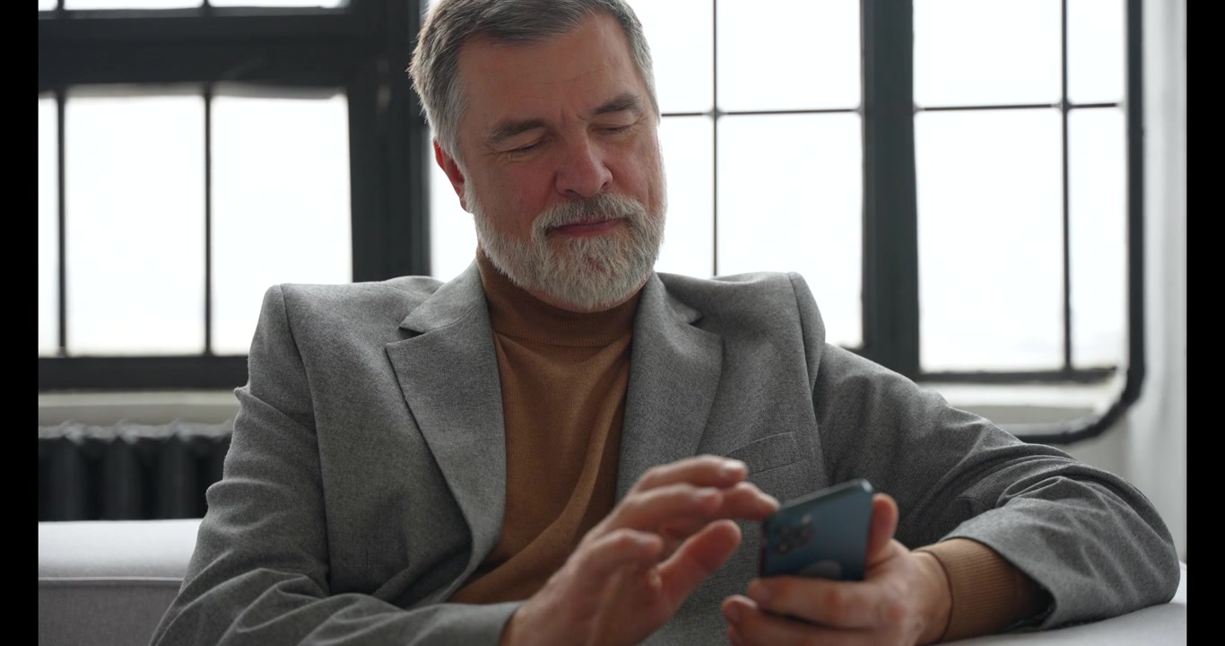 Moden mand bruger smartphone på moderne kontor