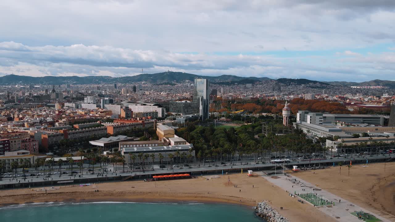 Barceloneta: Vista épica de drone da praia com a cidade ao fundo, natureza colorida e arte urbana moderna, filmagem 4K, Barcelona, Espanha.