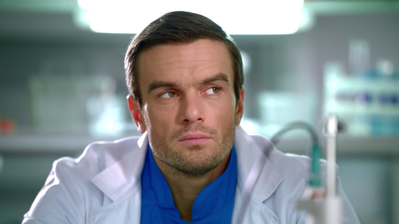 retrato de un científico pensando en el laboratorio. primer plano de un científico serio