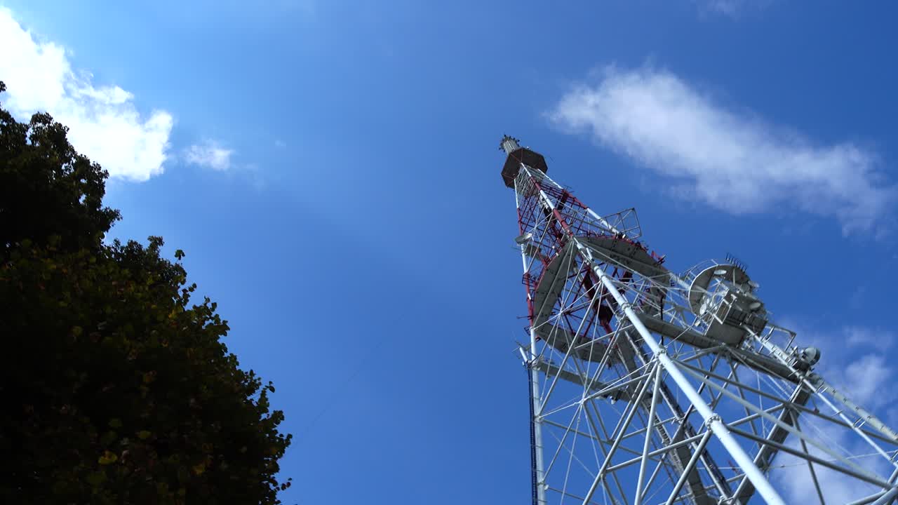 Torre televisiva sullo sfondo del cielo