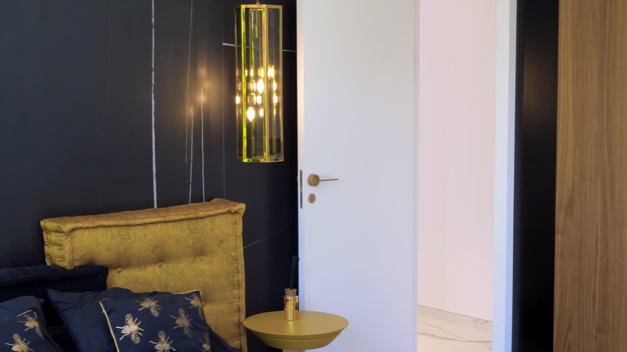 lento disparo revelador de un dormitorio de tema azul oscuro desde el reflejo en el espejo