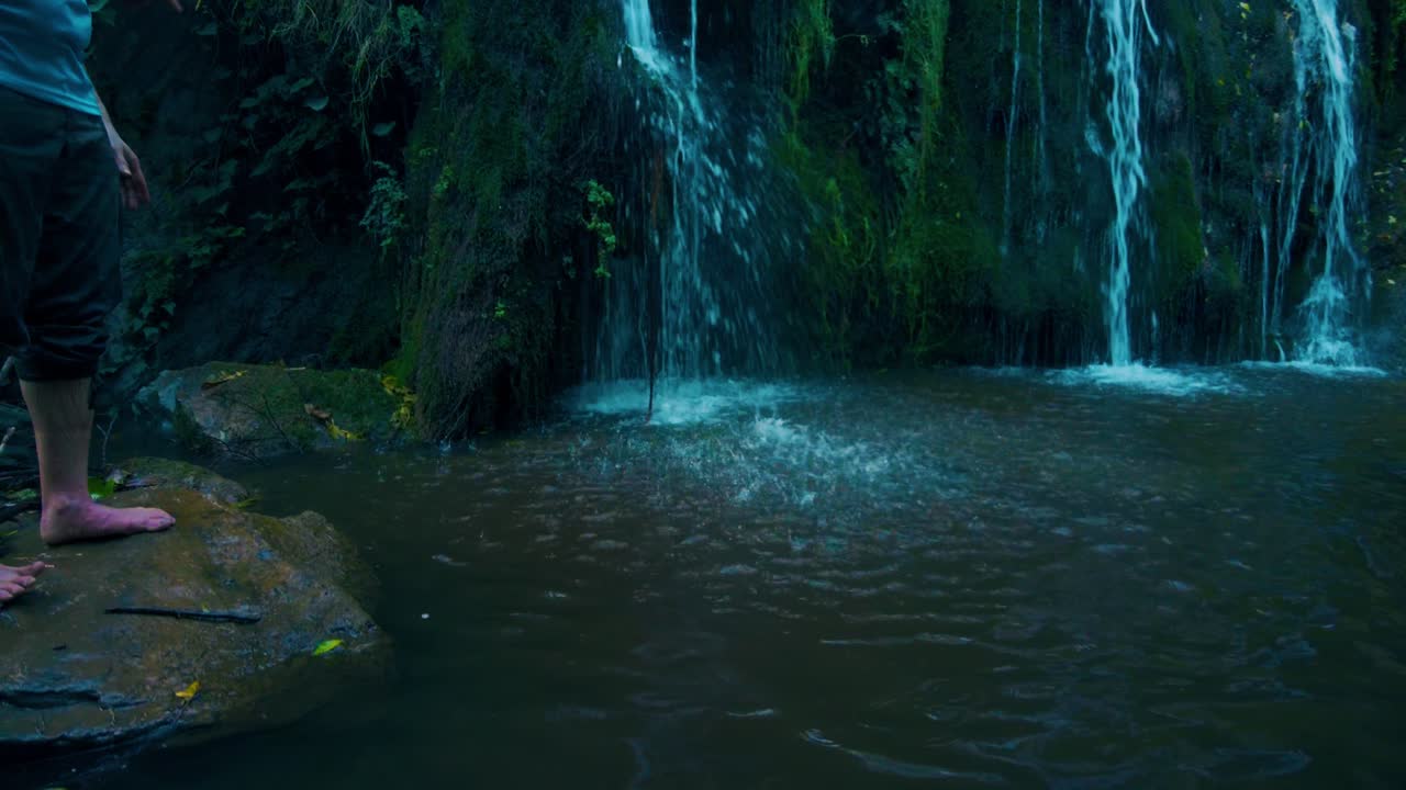 magnífica cascada en la cima de las montañas del atlas argelino