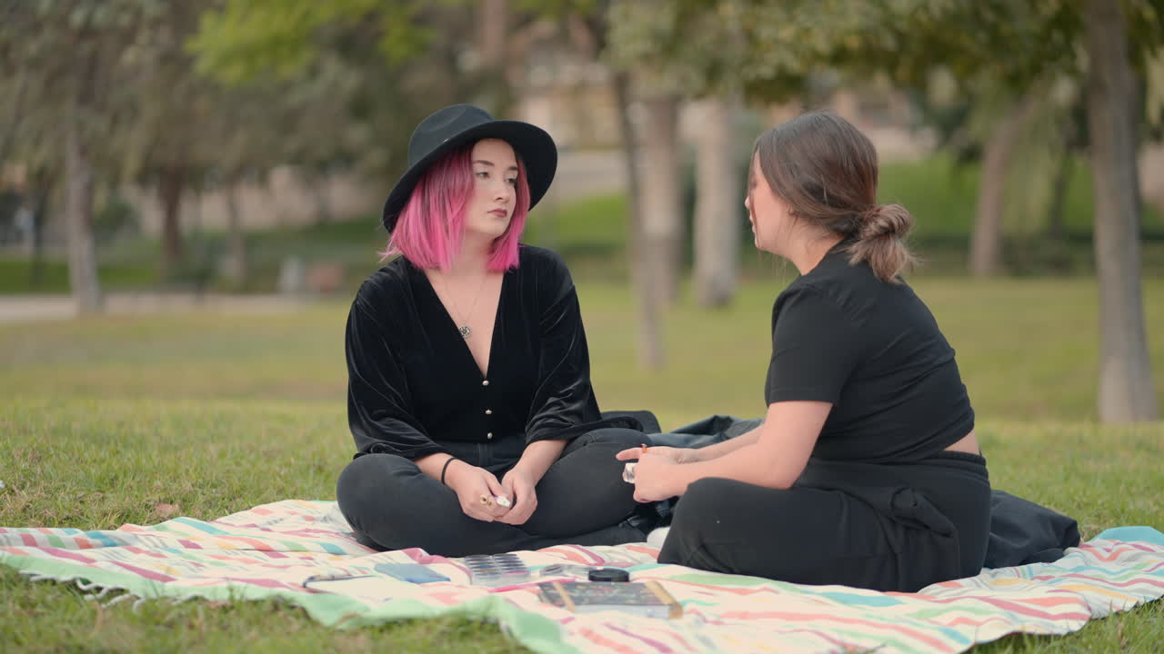 dos mujeres teniendo una conversación en un parque