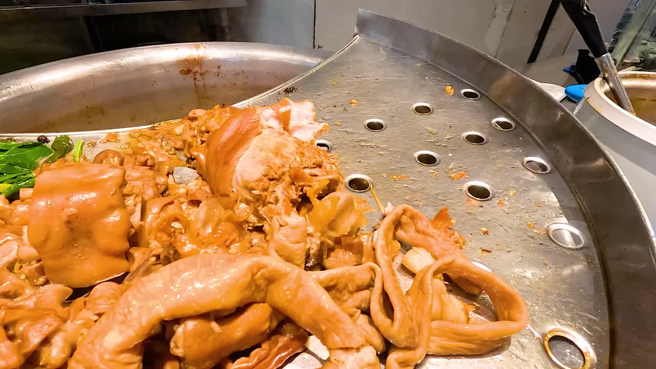 고기 다리 을 요리하고 제공