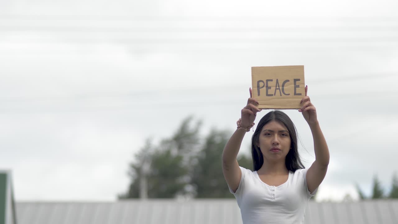 con un signo de paz joven mujer latinoamericana, latino protesta contra la guerra