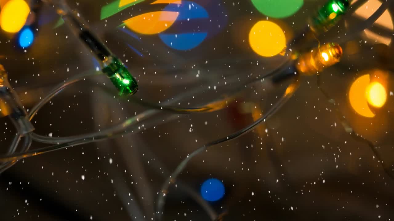 nieve cayendo con luces de navidad