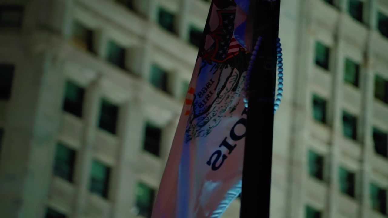 Presenza del governo locale di Chicago, Illinois, fuori da un centro commerciale/affaristico a tarda ora.