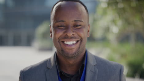 Retrato-Joven-Exitoso-Hombre-De-Negocios-Afroamericano-Sonriendo-Con-Los-Brazos-Cruzados-Disfrutando-De-Un-Estilo-De-Vida-Urbano-Profesional-En-La-Ciudad-Ambicioso-Empresario-Negro-Que-Parece-Confiado