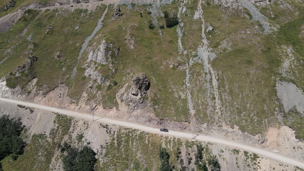vista de avión no tripulado del vehículo que pasa por altas montañas, trabzon, turquía