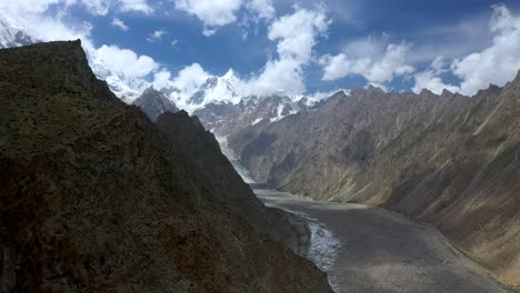 amplia toma aérea de passu cones pakistan con el camino del glaciar, amplia toma cinematográfica de drones