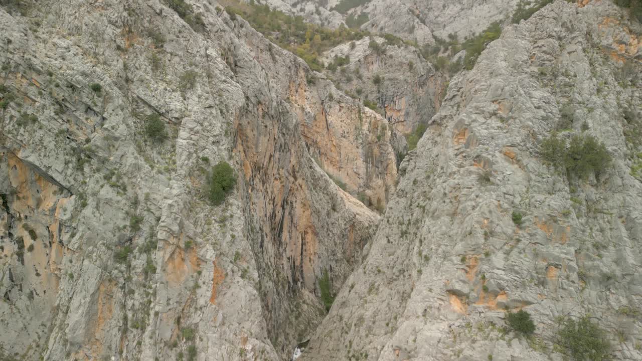 volar sobre las montañas de piedra caliza del cañón de sapadere en el este de alanya, turquía