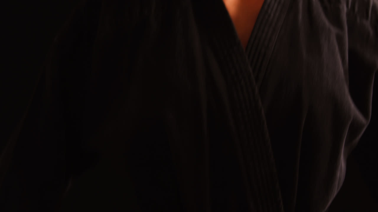 카라테 선수 가 벨트 를 고 있다