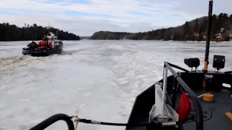 Un-Barco-Cúter-De-La-Guardia-Costera-Rompe-El-Hielo-En-El-Río-Penobscot-En-Maine-1