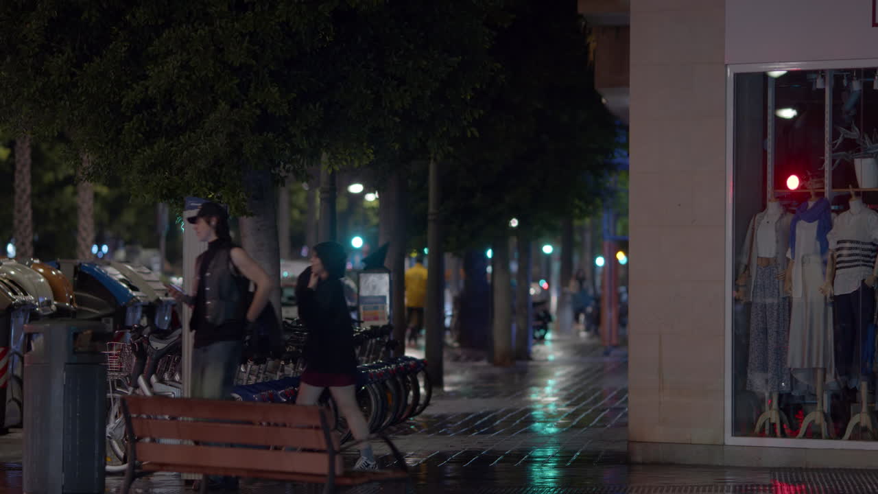 calle de la ciudad por la noche