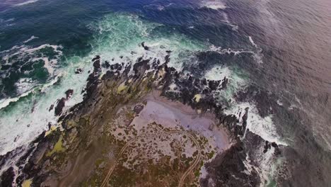 vista aérea de las olas que chocan contra la costa