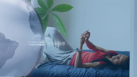 animación del globo con conexiones sobre mujer biracial usando teléfono inteligente