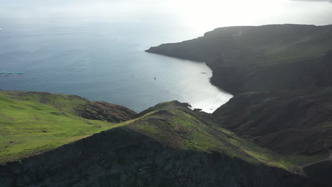 마데이라에 있는 큰 절벽의 녹색 경사면 위로 드론이 발사되었습니다.