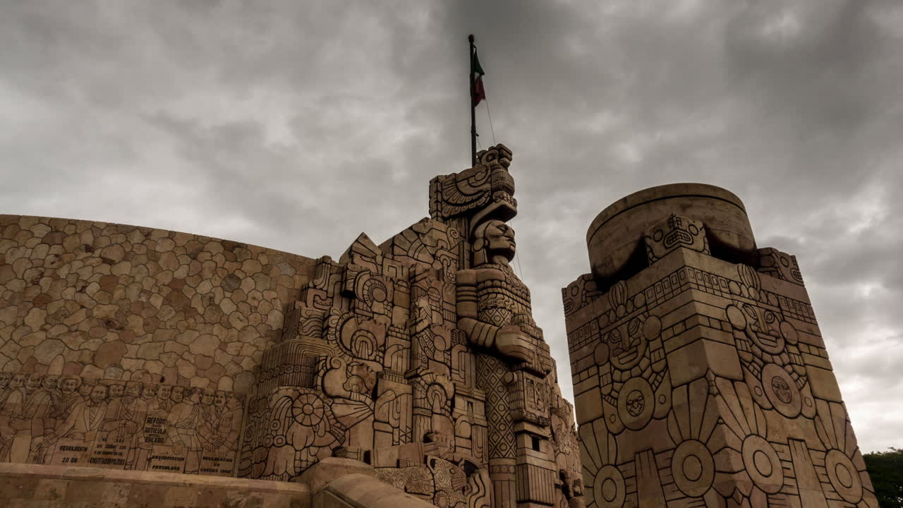 멕시코 유카탄 메리다의 파세오 데 몬테호에 있는 조국 기념비 앞의 근접 촬영 동작 흐림 시간 경과