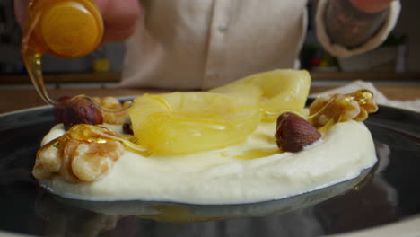 honey-glazed pears with yogurt and nuts