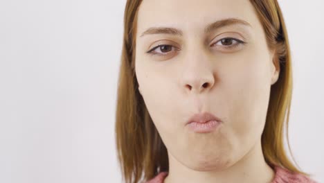 Retrato-De-Cerca-De-Una-Mujer-Masticando-Chicle.